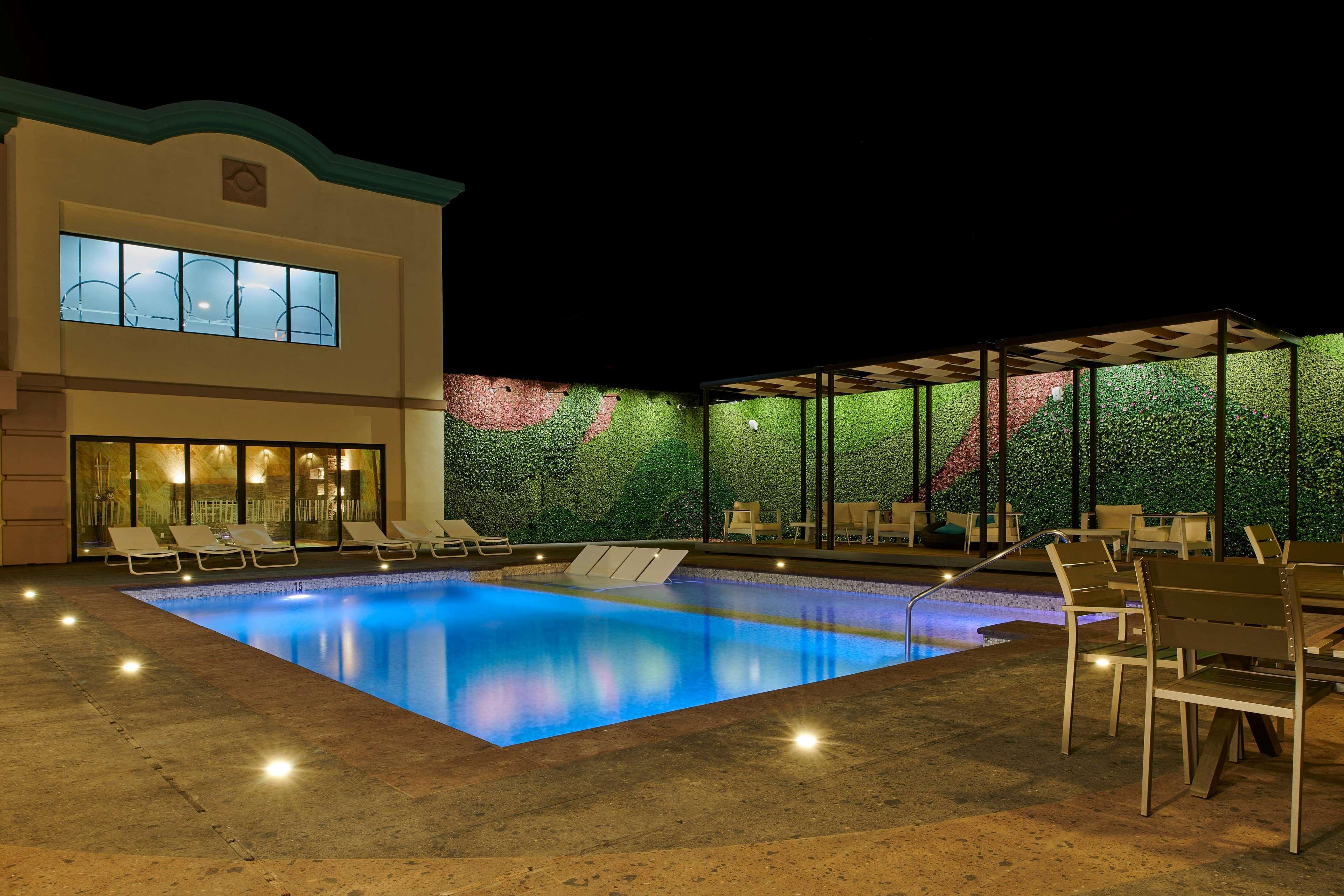 Wingate By Wyndham Chihuahua Hotel Exterior photo