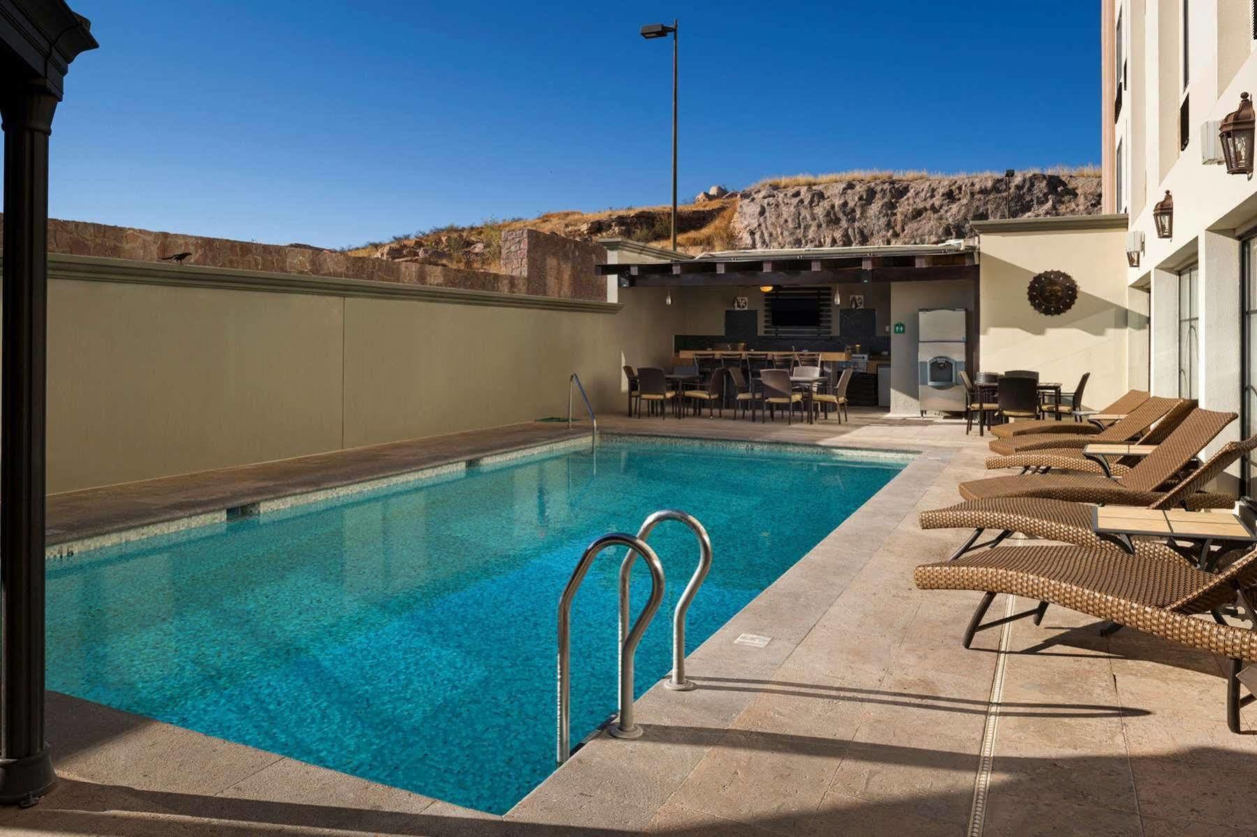 Wingate By Wyndham Chihuahua Hotel Exterior photo